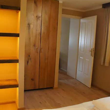 Hostel Gebra, Anna